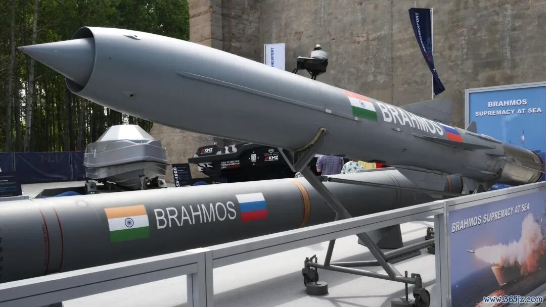 Tên lửa chống hạm siêu thanh Brahmos tại triển lãm hải quân quốc tế “Hạm đội-2024” ở Kronstadt - Sputnik Việt Nam, 1920, 30.05.2026